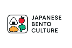 ミニマルデザインの弁当アイコンと「JAPANESE BENTO CULTURE」の文字を組み合わせたロゴ。弁当箱の中にはおにぎり、ミニトマト、唐揚げ、ブロッコリーが描かれている。